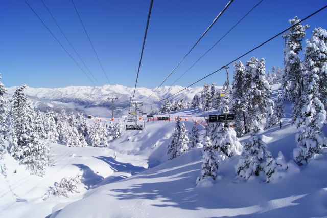  Verschneite Schlucht an der Station 